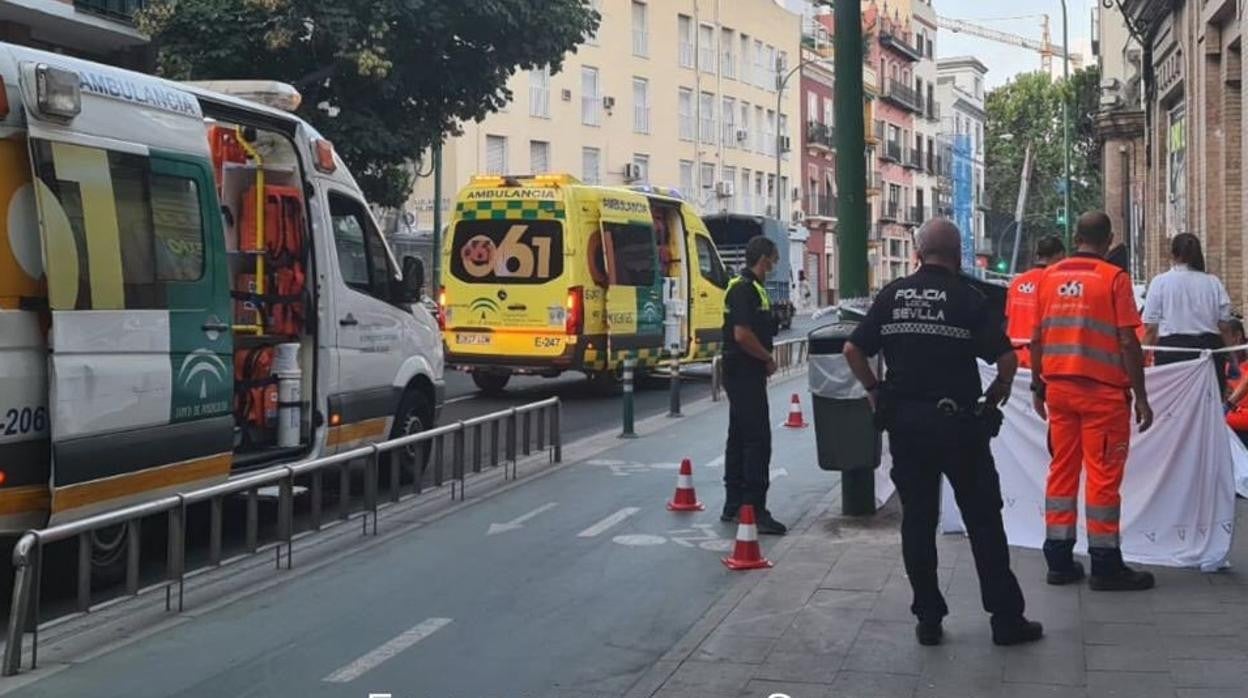 Policía y personal del 061, en los momentos de la muerte del ciclista