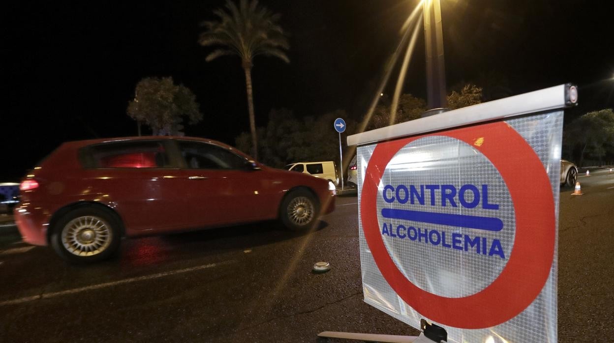 Señal indicativa de un control de alcoholemia en Sevilla