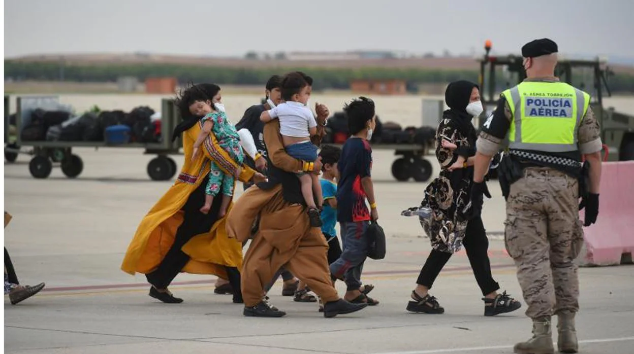 Una familia de refugiados afganos llegan al aeropuerto de Torrejón de Ardoz