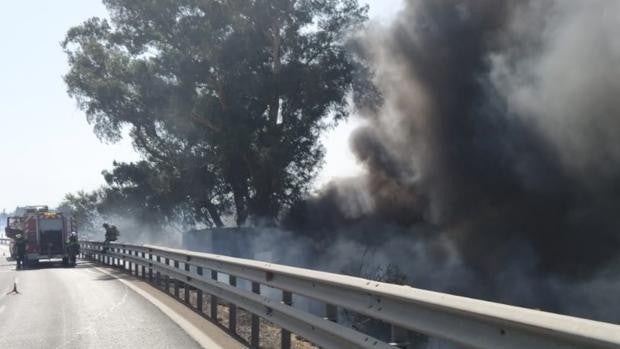 Un incendio de pastos obliga a cortar la Ronda Supernorte de Sevilla