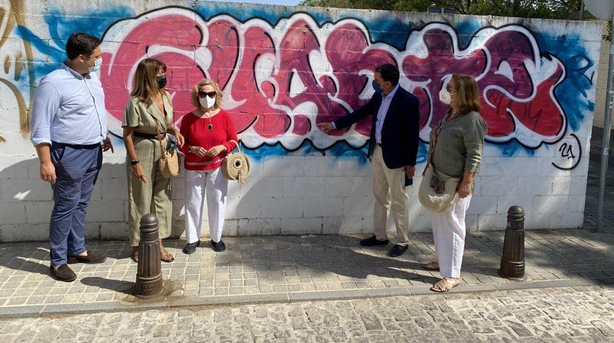 El concejal Juan de la Rosa contempla un ejemplo de pintadas vandálicas que proliferan por San Bernardo