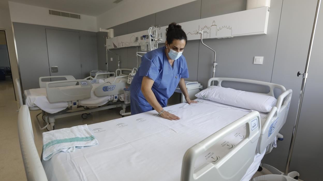 Una sanitaria prepara una cama del antiguo hospital Militar, hoy Hospital de Emergencia Covid