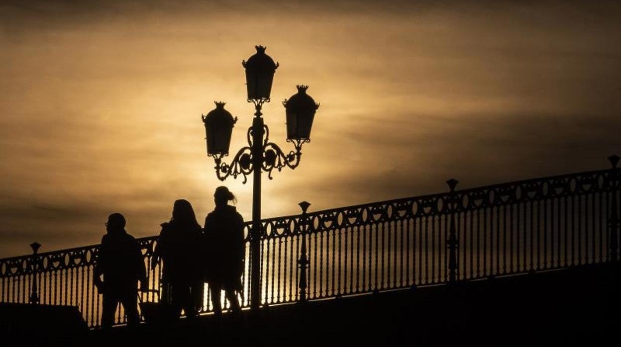 Atardecer en Sevilla con el foco puesto en el puente de Triana