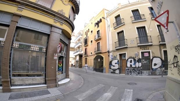 Vía libre para el grafiti en Sevilla: ni la Policía Local los persigue ni Lipasam los borra