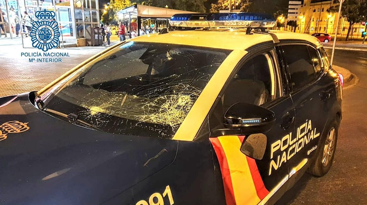 Así quedó uno de los coches de la Policía Nacional atacados por los ultras el Sevilla F.C. y del Xerez Deportivo F.C.