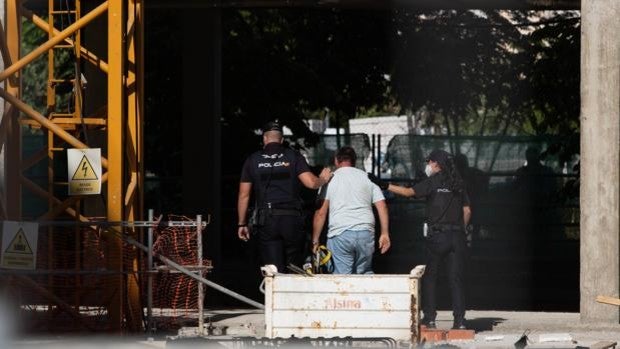 Detenido por presuntos desórdenes públicos el subcontratatista subido a una grúa en Sevilla