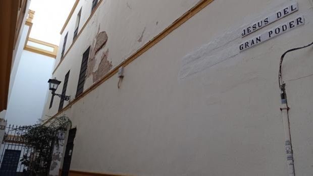 El Ayuntamiento de Sevilla retira el rótulo del callejón que estaba dedicado a Muñoz Cariñanos