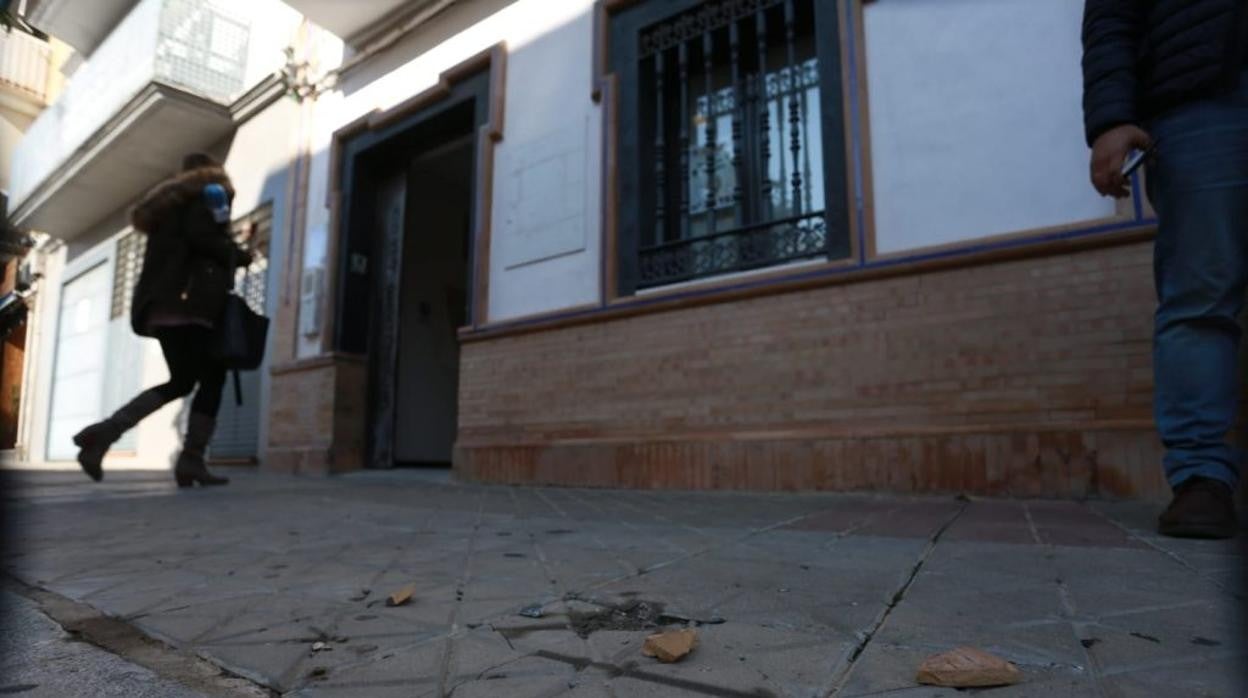 Los ladrones entraron en la casa hermandad y tiraron la caja fuerte por la ventana para abrirla