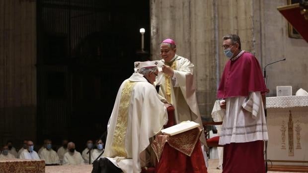 El nuncio del Papa impone el palio al arzobispo de Sevilla