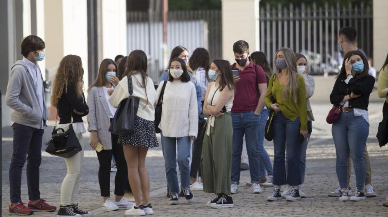 Jóvenes en la puerta de la Facultad de Derecho de Sevilla