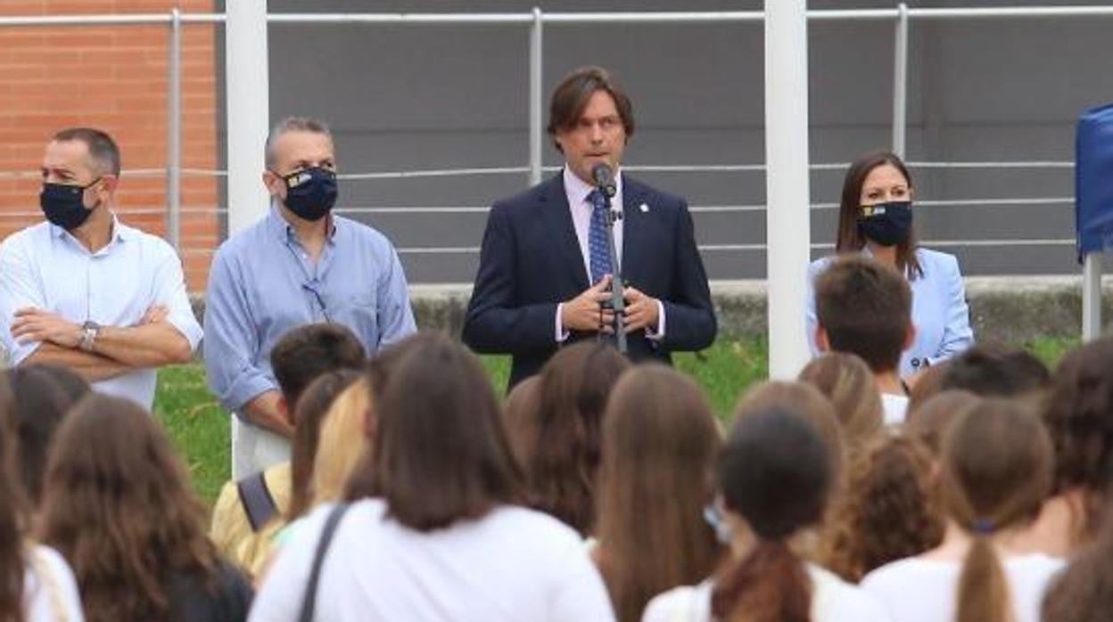 El rector, Francisco Oliva, da la bienvenida a los estudiantes