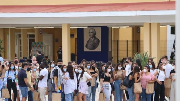 Los estudiantes vuelven a la Universidad Pablo de Olavide: «Estamos deseando pisar el campus»