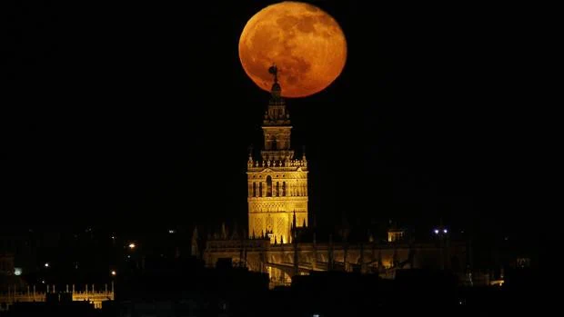 Fotografiar Sevilla bajo la luz de la luna llena
