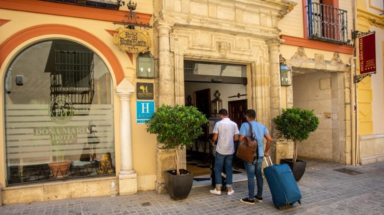 Turistas entran en un céntrico hotel de Sevilla