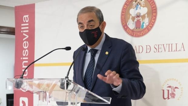 El rector de la Universidad de Sevilla tacha de «intervencionista» la Ley Castells