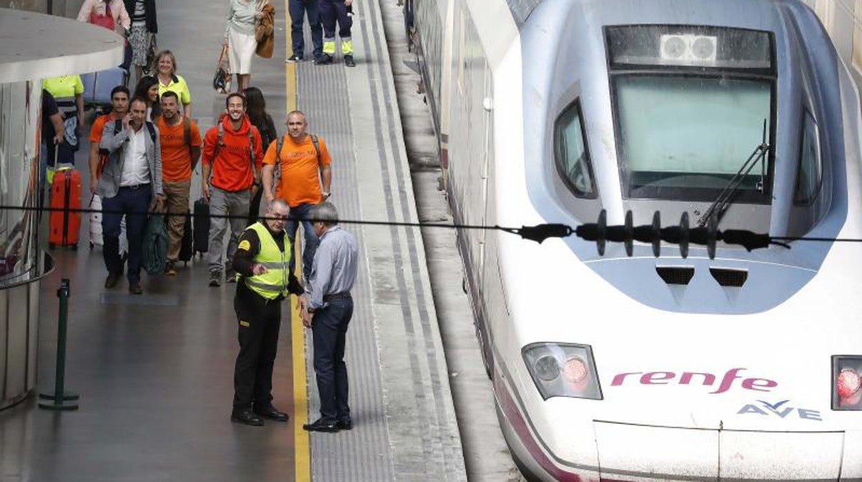 Un tren AVE en la estación de Santa Justa