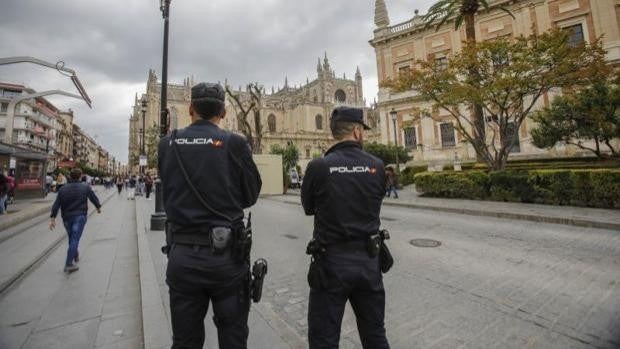 Detenido un tironero que cometió ocho robos a jóvenes turistas en el centro de Sevilla