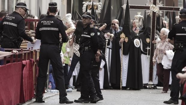 La Policía Local de Sevilla amenaza con no cubrir procesiones si no cobran las horas extras que les deben