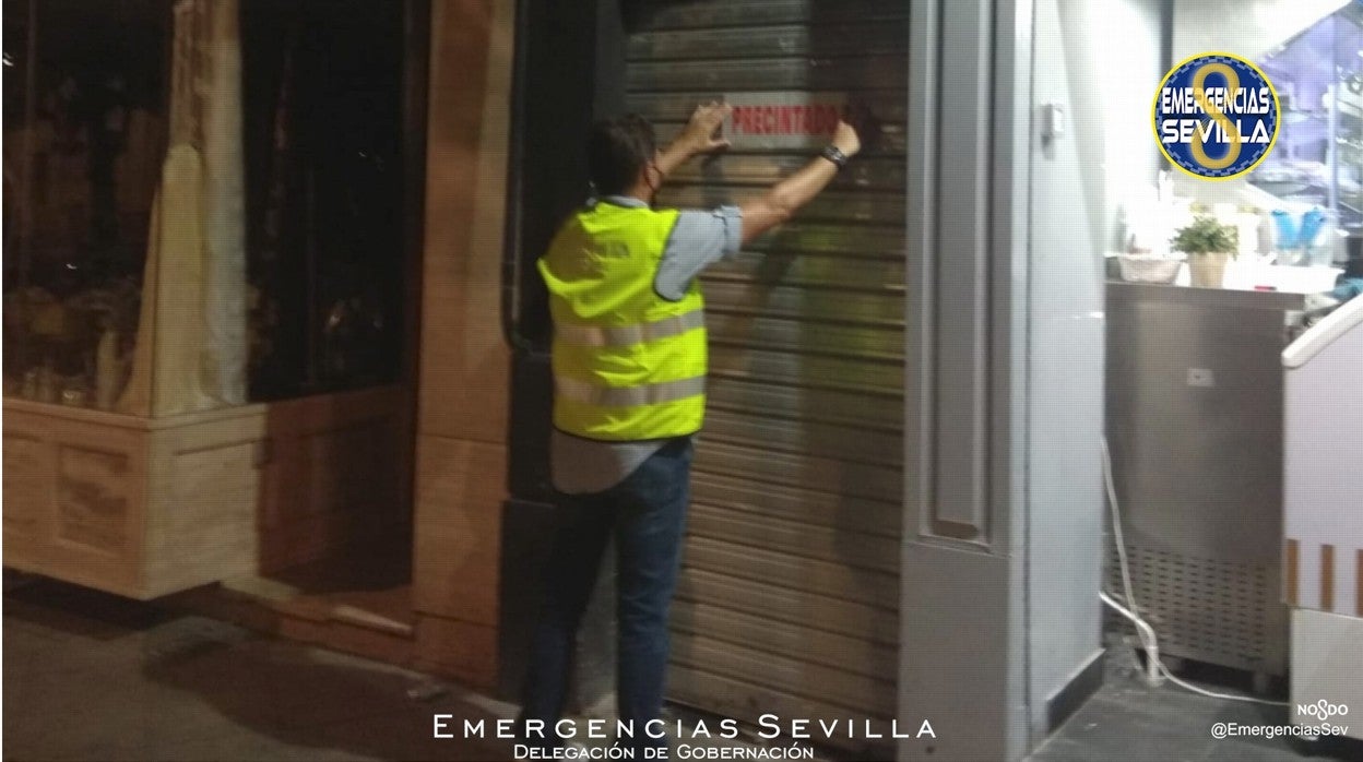 Precinto del local que se inspeccionó anoche en la Plaza de San Francisco