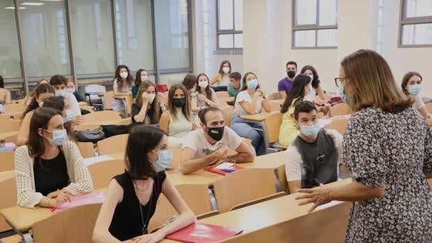 Vuelta presencial a la universidad en Sevilla: «De momento, nos olvidamos de las clases online»