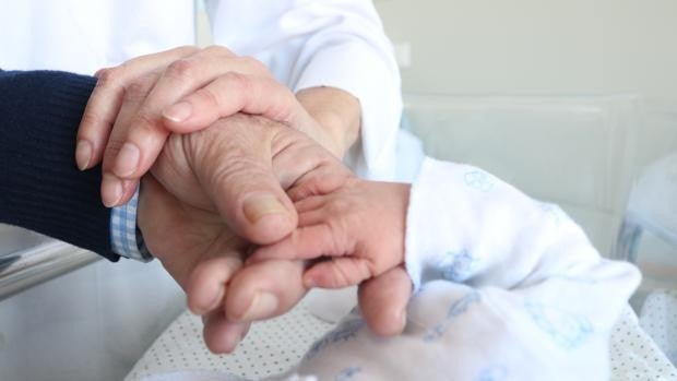 Más de mil nuevos pacientes son atendidos por Alzheimer cada año en el Virgen del Rocío