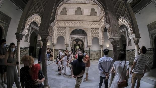 El Alcázar de Sevilla ya alcanza la mitad de los turistas que tenía antes del Covid