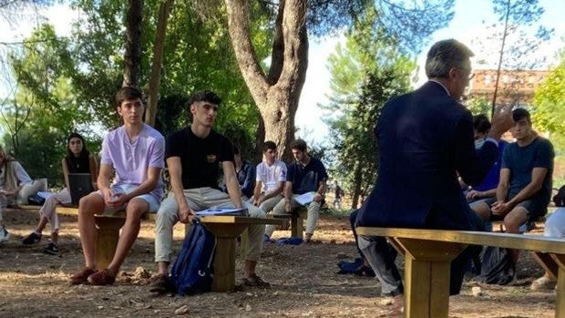 Las clases de Derecho Romano de la Universidad Pablo de Olavide, a la sombra de los pinos