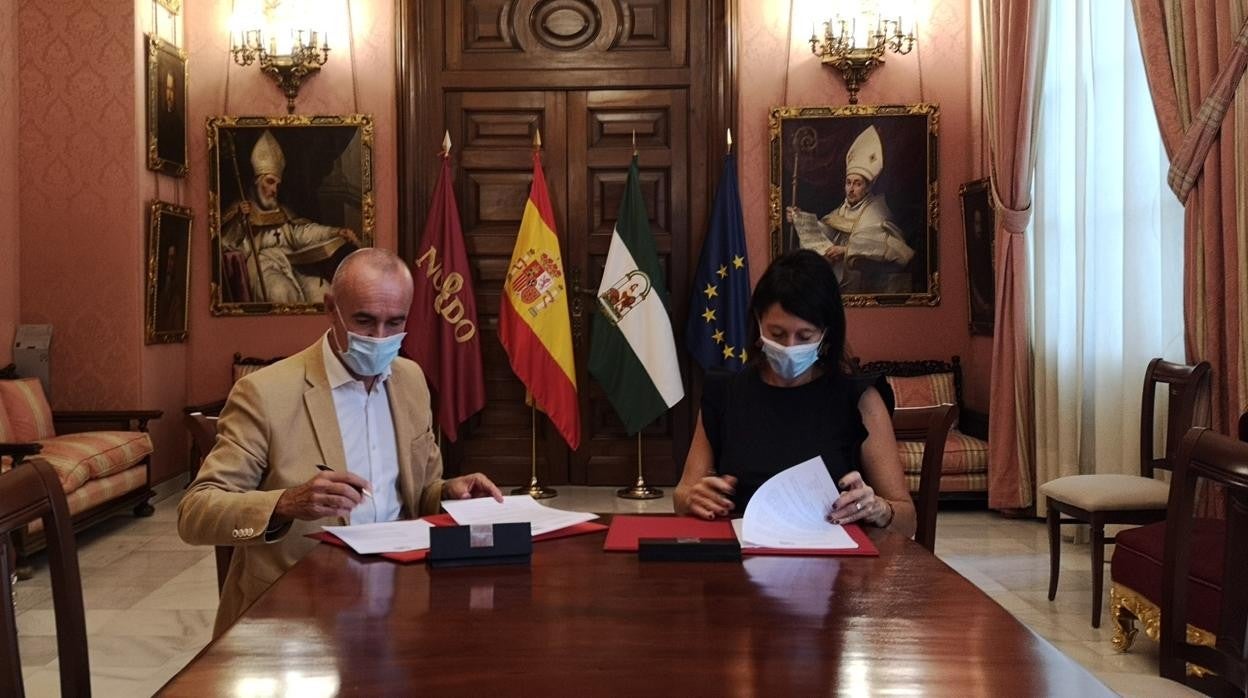 Antonio Muñoz y Agustina Trucco, en la firma del acuerdo