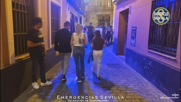 Nueva noche de cierre de bares en Sevilla con centenares de desalojados por la Policía