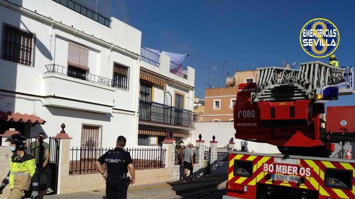 Bomberos y Policía Local en la calle Pruna donde ha fallecido una persona en un incendio