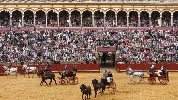 Sevilla escenifica un domingo de Feria con los enganches en la plaza de toros