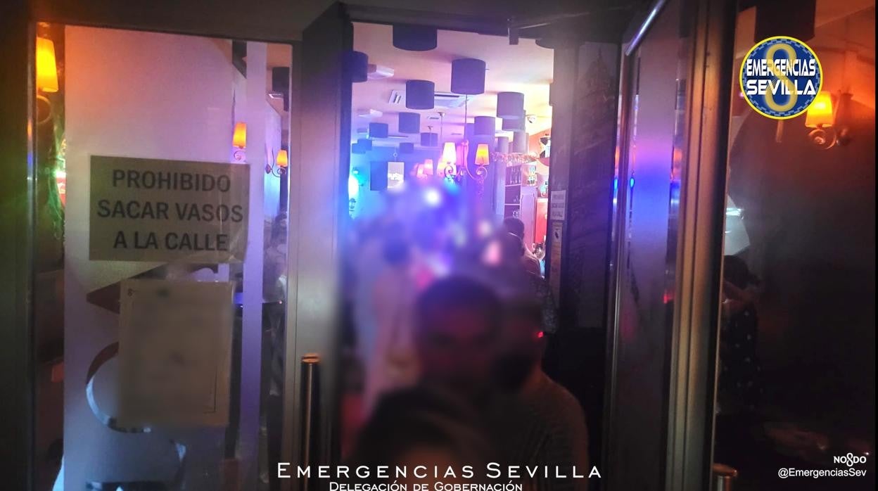 La Policía Local de Sevilla desalogó a 75 personas del interior de un bar en la calle Arfe, en la Alalfa