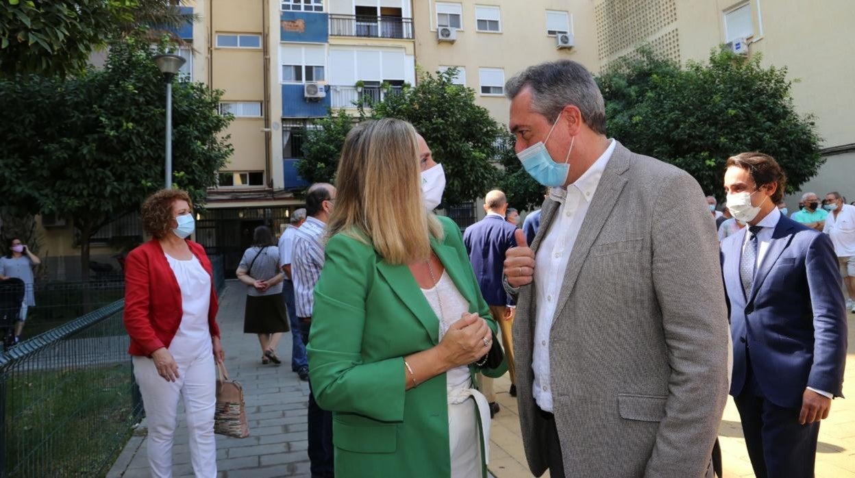 Marifrán Carazo y Juan Espadas en el Parque Alcosa