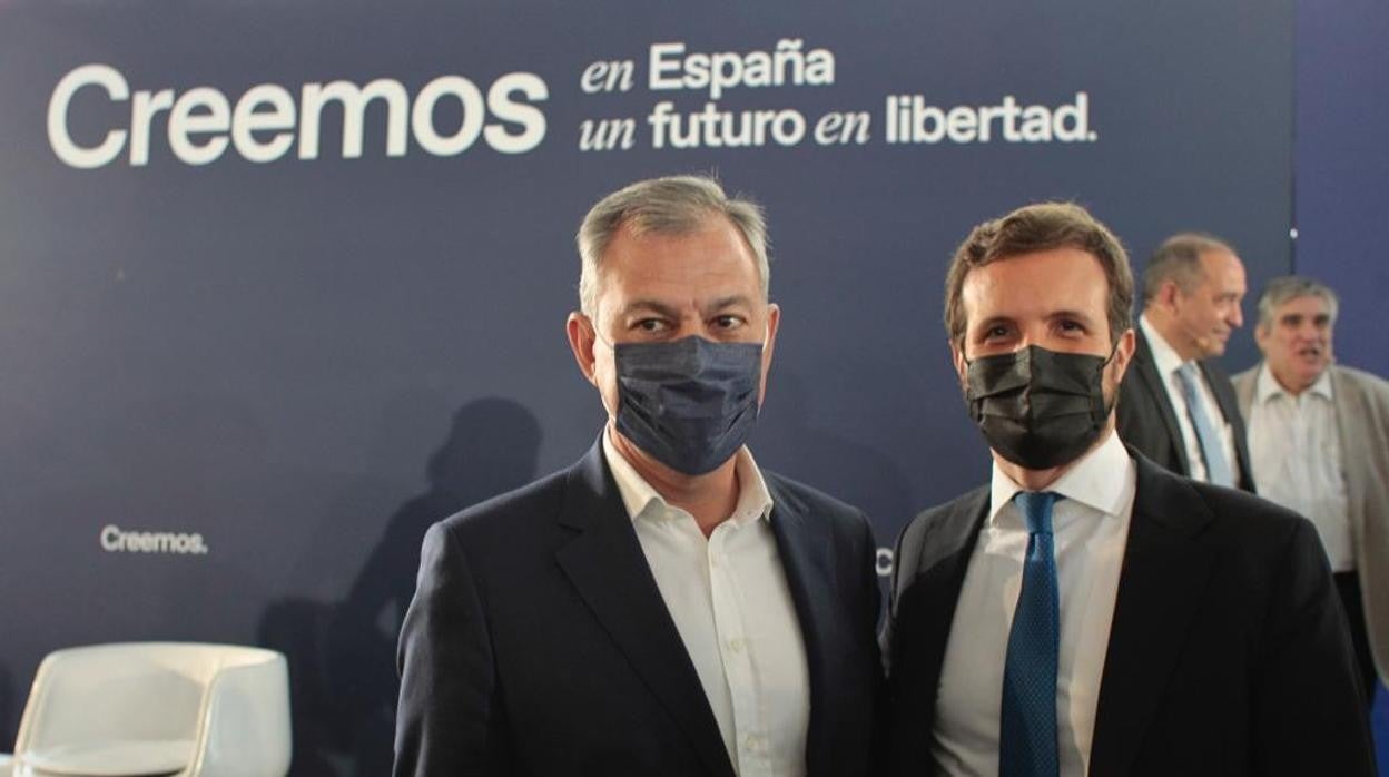 Pablo Casado y José Luis Sanz, en la Convención Nacional del PP en Sevilla