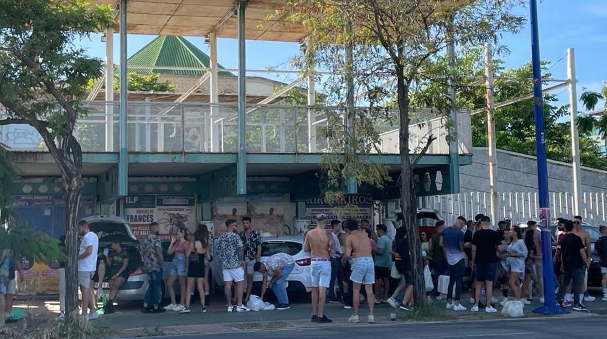 Jóvenes haciendo botellona en la Cartuja este sábado