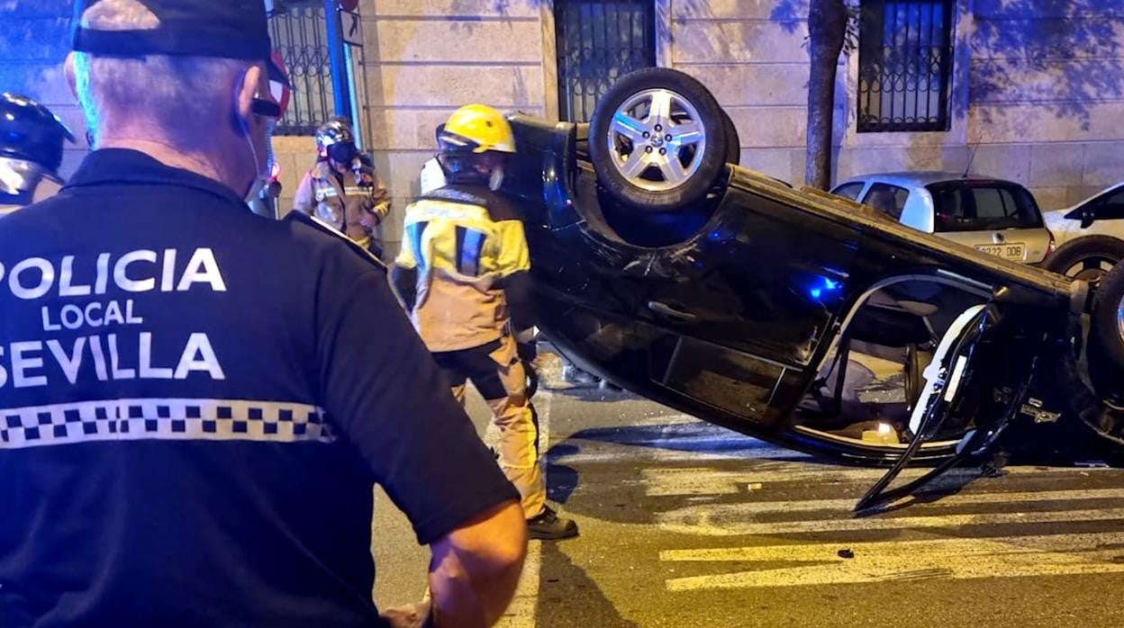 Aparatoso accidente en la Avenida de las Razas de Sevilla con dos coches implicados y tres heridos leves