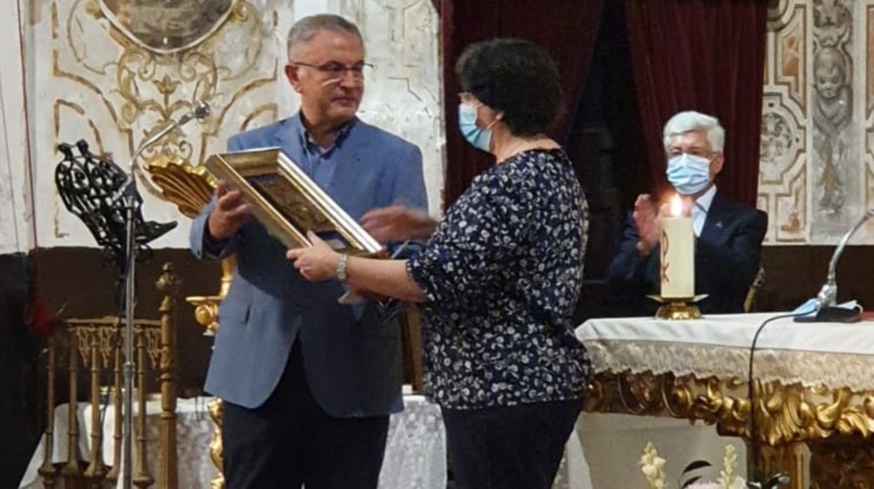 Jose Miguel Valdés hace entrega del relieve de homenaje a las hermanas Carmelitas Misioneras