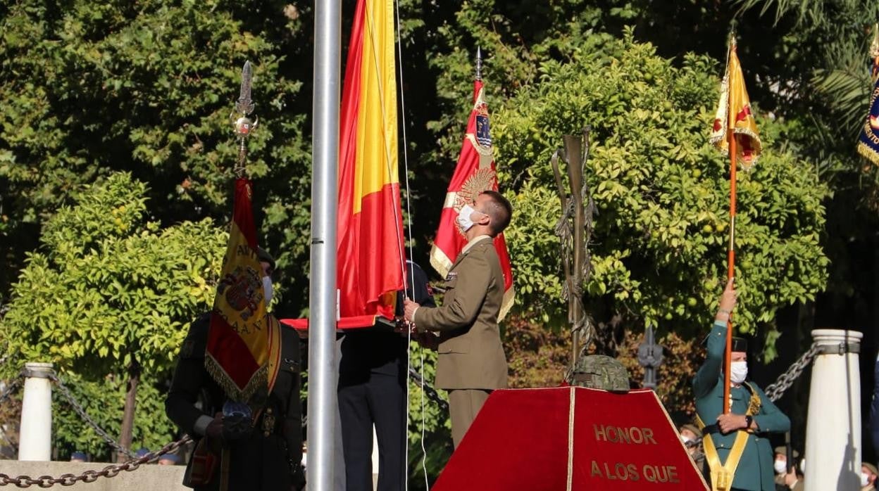 Momento del izado de la bandera nacional en la Plaza Nueva