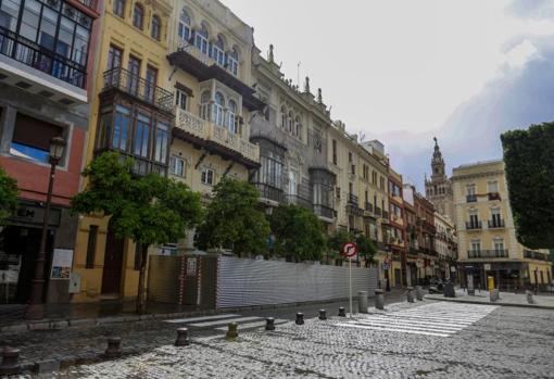 Edificio de la plaza de San Francisco en cuyas obras ha aparecido la muralla romana