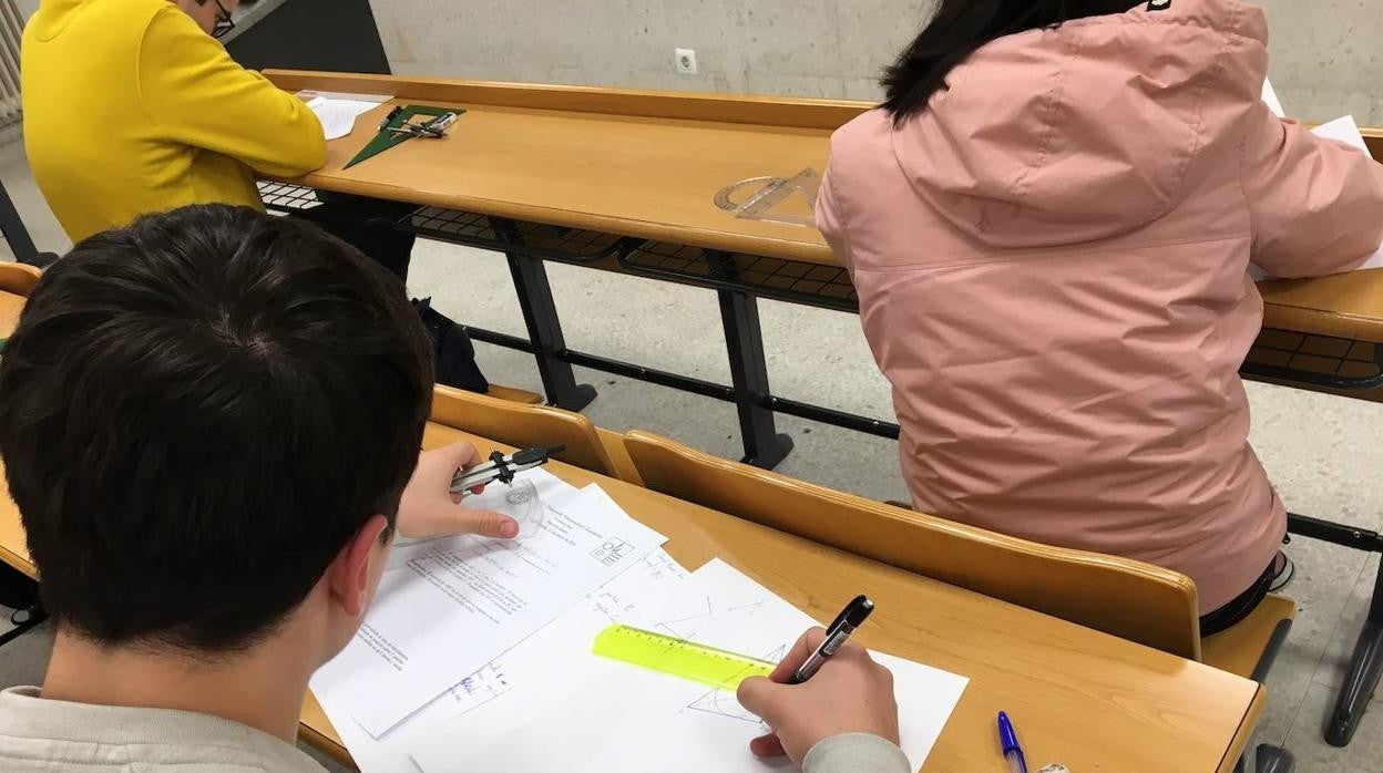 Estudiantes en uno de los concursos de Matemáticas de la Hspalense