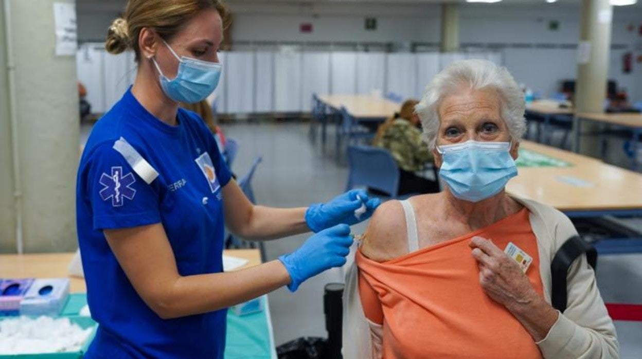 Una señora es vacunada con la tercera dosis contra el Covid y la de la gripe en Sevilla