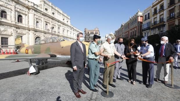 Inauguran la exposición de Tablada que acerca la aviación al corazón de Sevilla