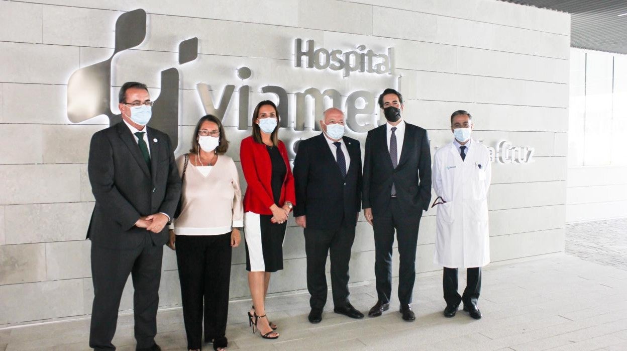 El consejero de Salud, Jesús Aguirre, junto a Paulo Gonçalves, consejero delegado de Viamed y la directora gerente del Hospital Santa Ángela de la Cruz, María José Cañas