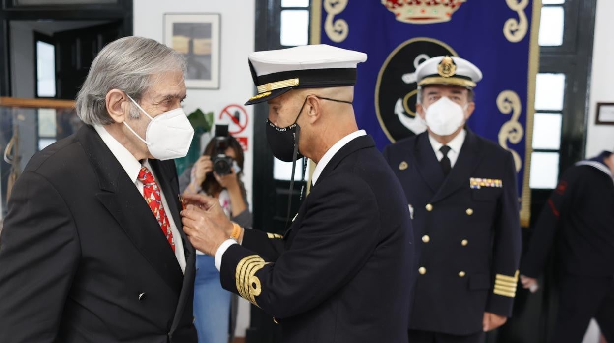 El capitán de Navío de la Secretaría del Estado Mayor de la Armada, Carlos Maté, impone la Cruz al Mérito Naval de la Armada Española a Jimmy Cornell