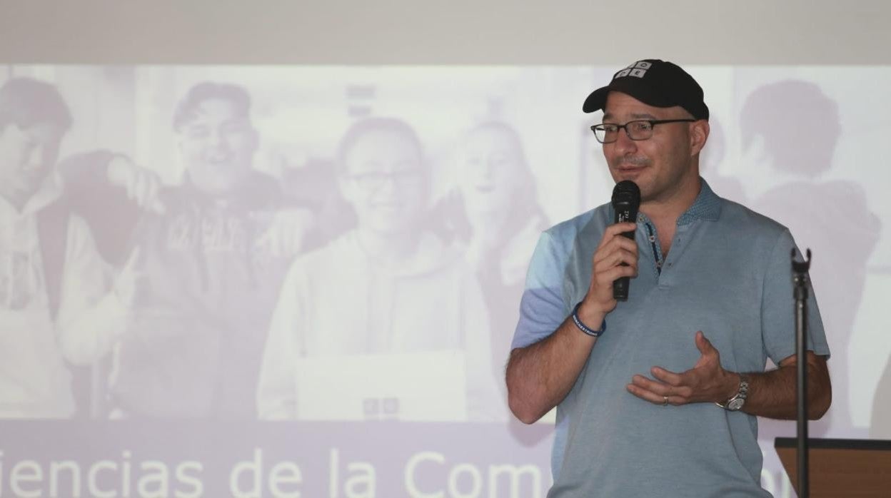 Hadi Partovi, CEO fundador de Code.org, interviene en el centro cívico del Polígono Sur en Sevilla, de la mano de la Fundación Alalá