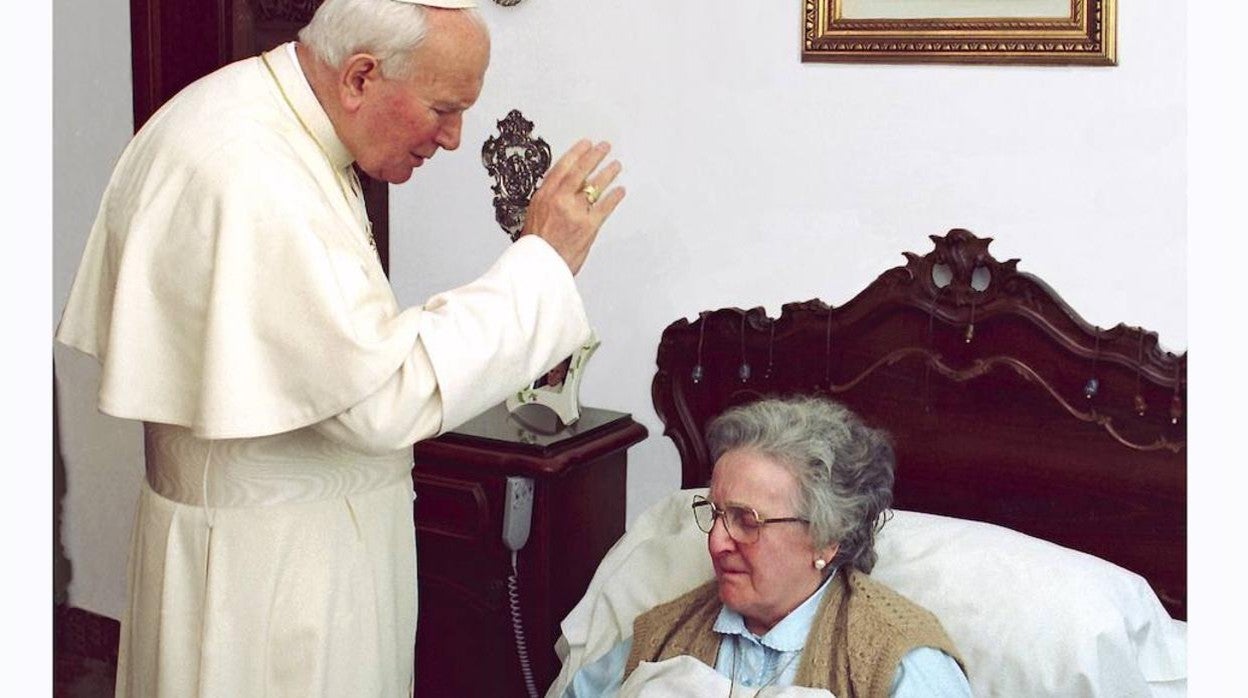 El Papa San Juan Pablo II dando su bendición a la Madre Trinidad en su casa de Roma