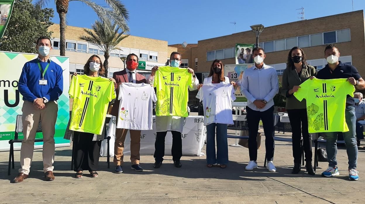 Participantes en la presentación del partido benéfico a favor de la Asociación de Amigos del Hospital Infantil