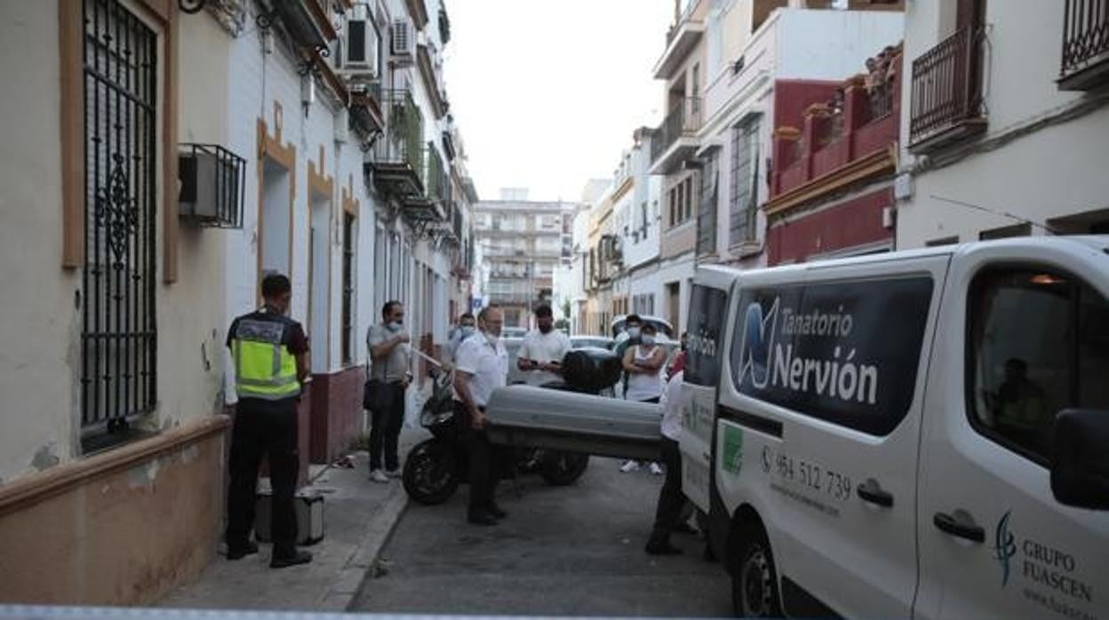 Los servicios funerarios sacan el cadáver del piso donde ocurrieron los hechos