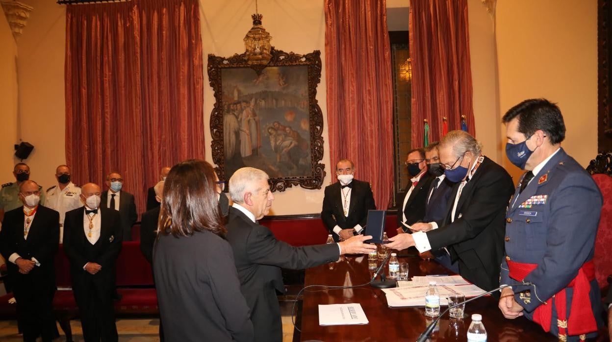 Damián Álvarez, en nombre de la Audiencia de Sevilla, recibe la medalla del presidente de la Real Academia Sevillana de Legislación y Jurisprudencia