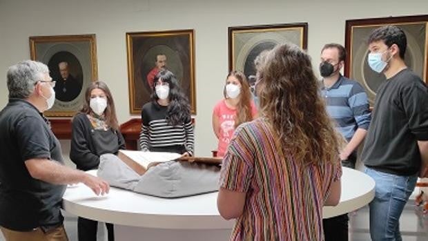 La Universidad de Sevilla reanuda las visitas al fondo antiguo de su biblioteca